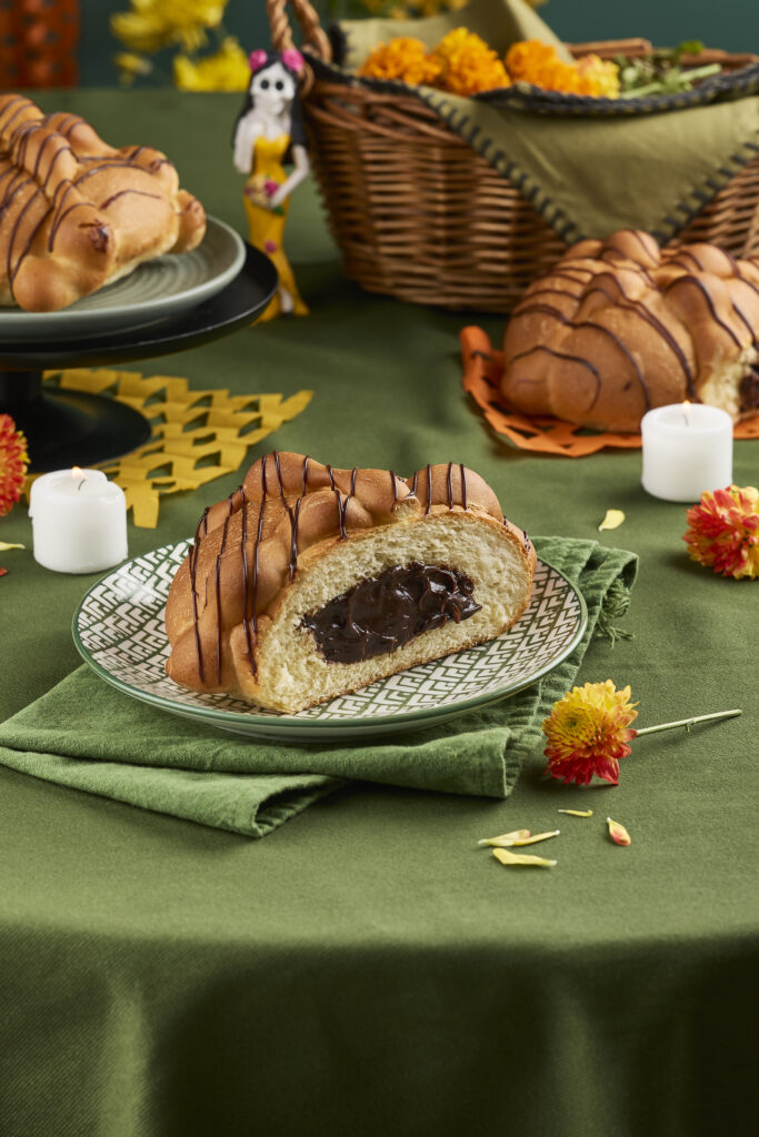 Pan de muerto relleno de chocolate