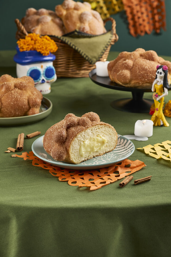 Pan de muerto relleno de crema